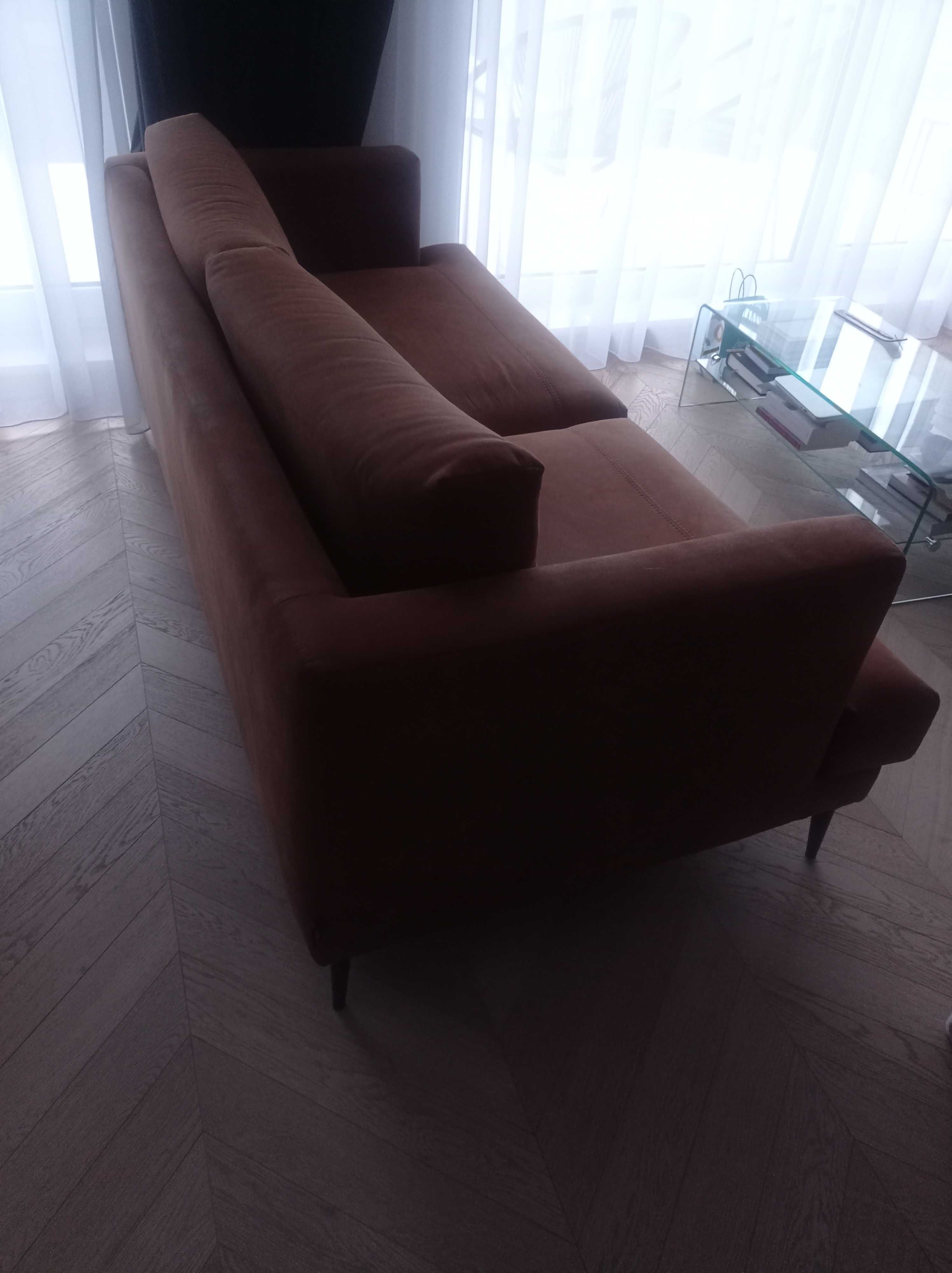Dwuosobowa ruda/rdzawą sofa