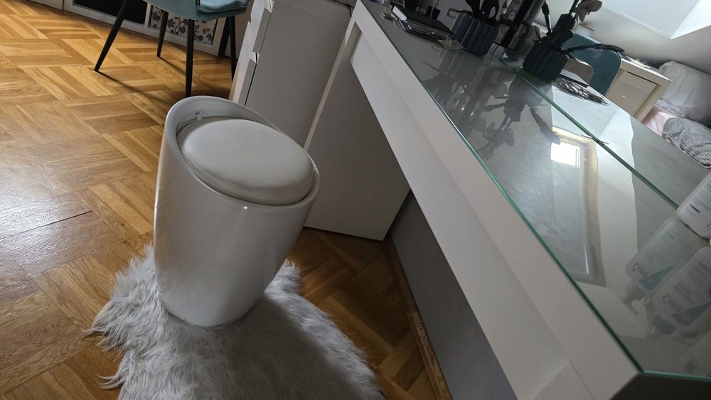 Pufa biała mała z otwierajacym siedziskiem