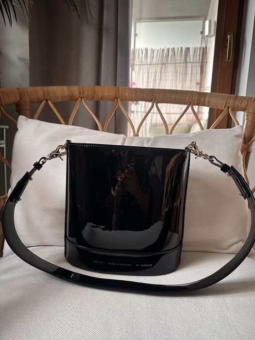 Torebka Chylak Kubełek skóra czarny lakier z szerokim paskiem