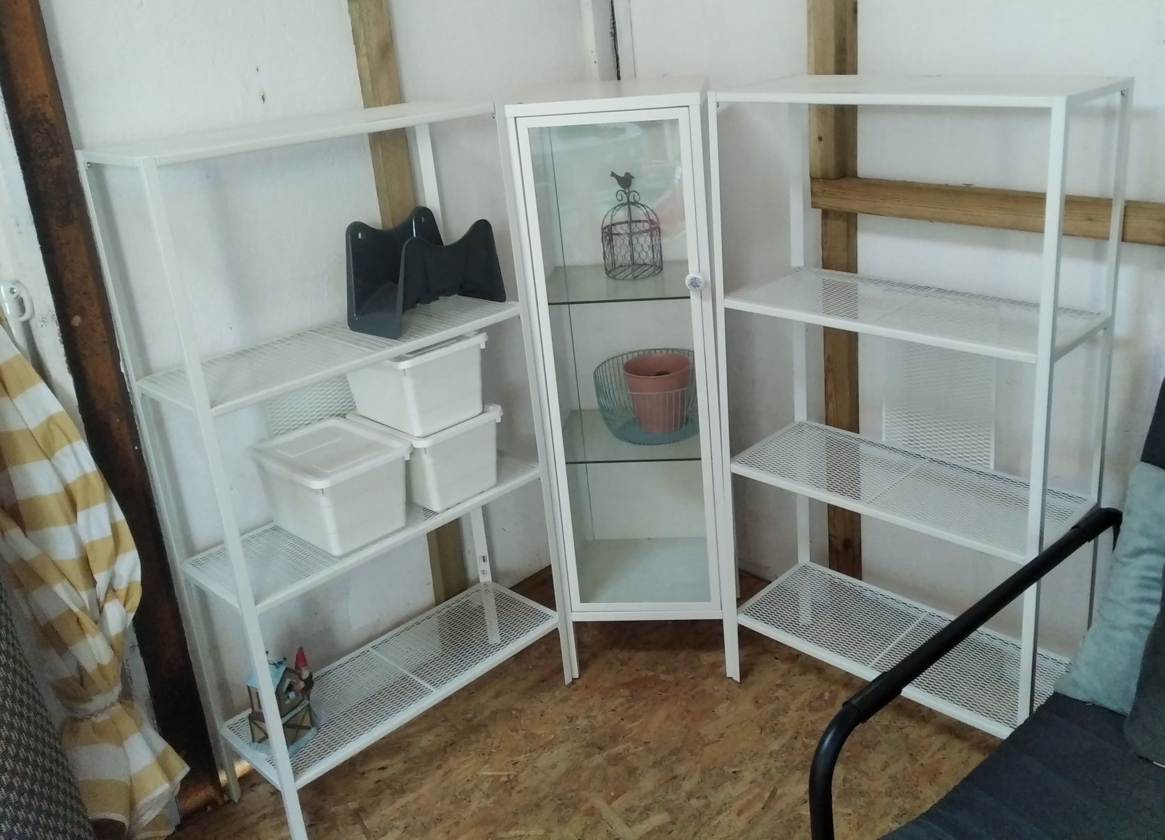 witryna szafka IKEA i dwa regały