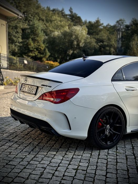 Auto do ślubu – Mercedes CLA 45 AMG z eleganckim kierowcą