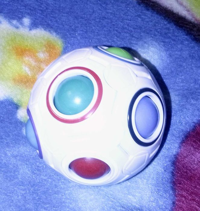 Wyrazowy sześcian po ang. i kula "wciskacz" kulkami