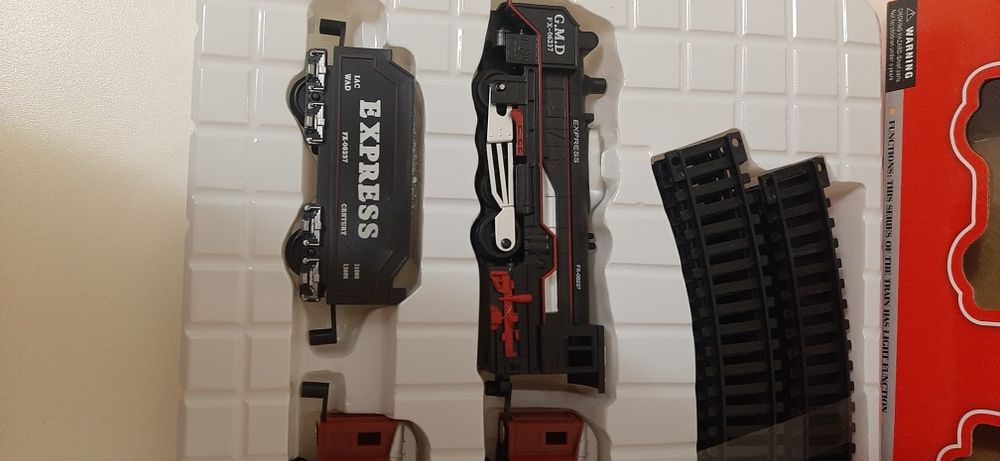 Железная дорога с тремя вагонами Big Motors артикул 19033-4