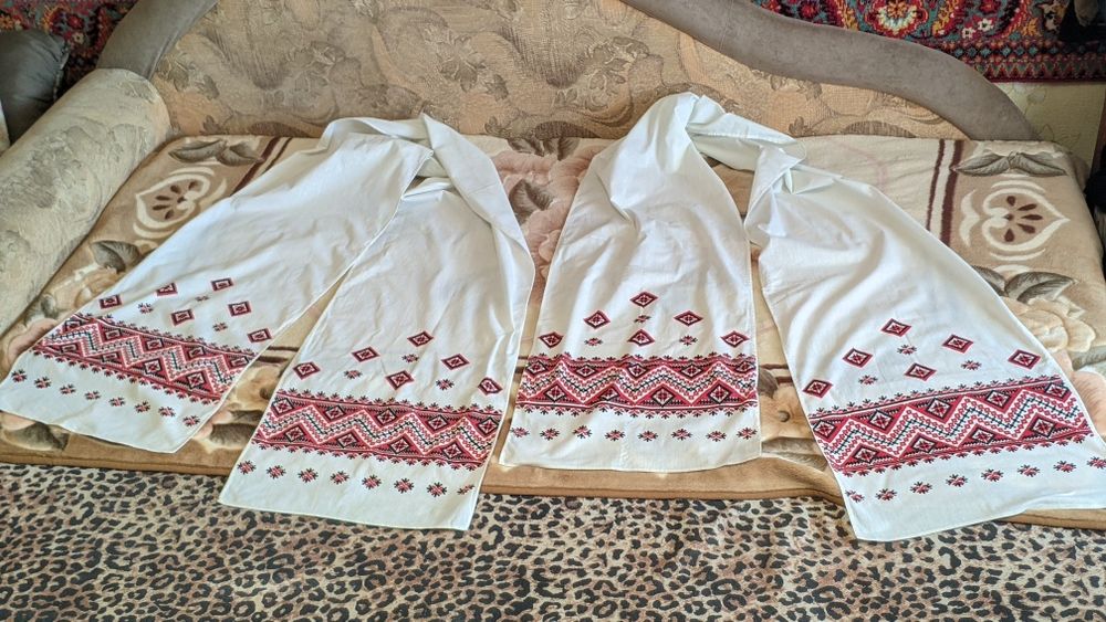 Рушники з українським орнаментом.