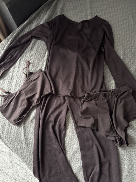 Костюм коричневого кольору,скоадається з 4 одиниць