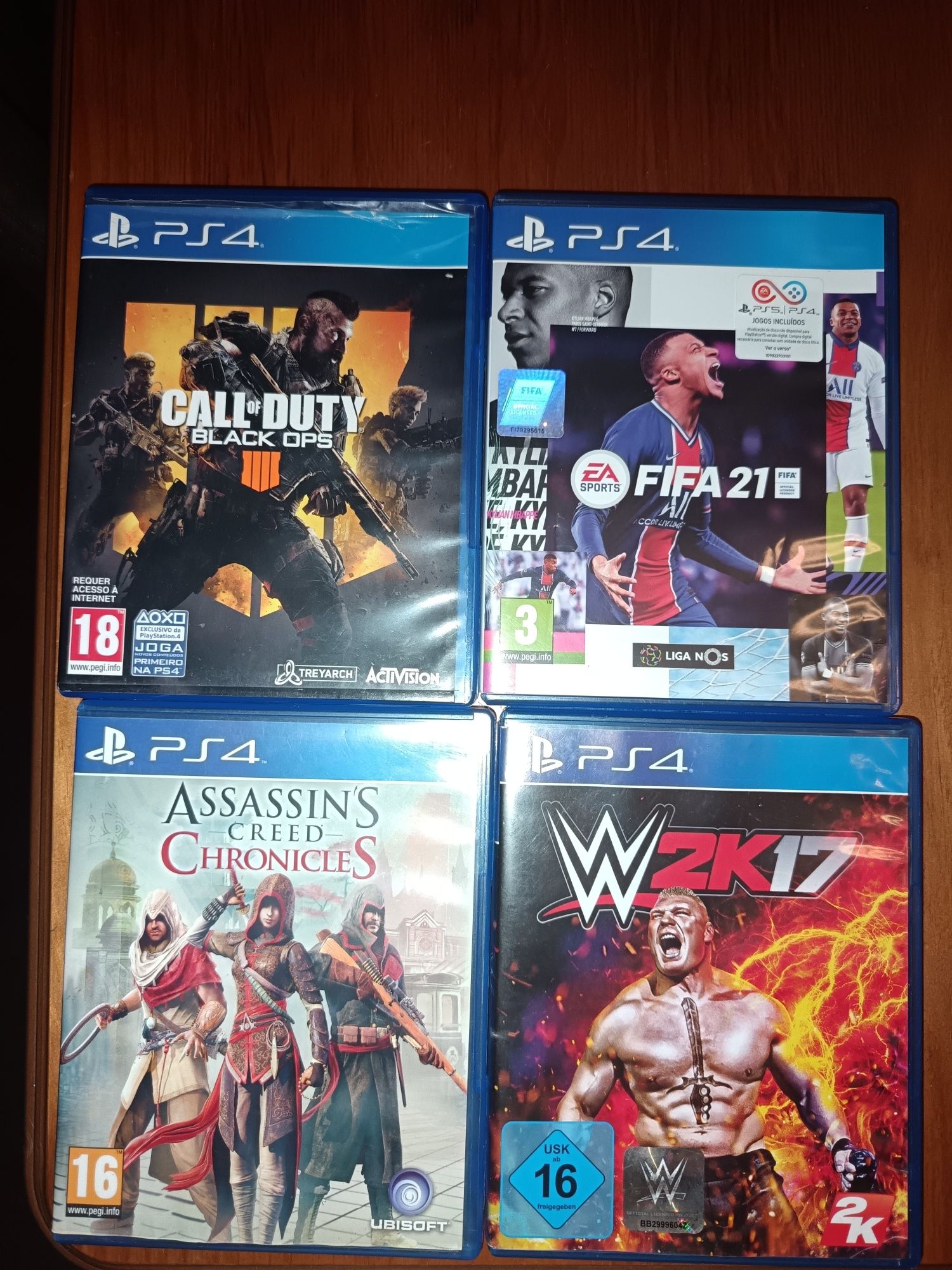 PS4 SLIM + 2 Comandos + 4 Jogos
