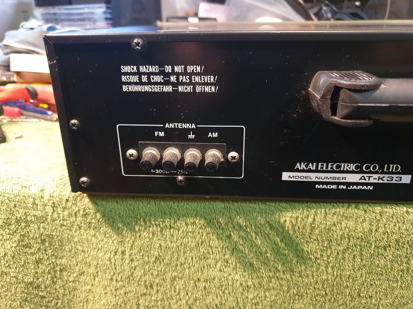 AKAI AT-K33 tuner radiowy stereo z wyświetlaczem cyfrowym.