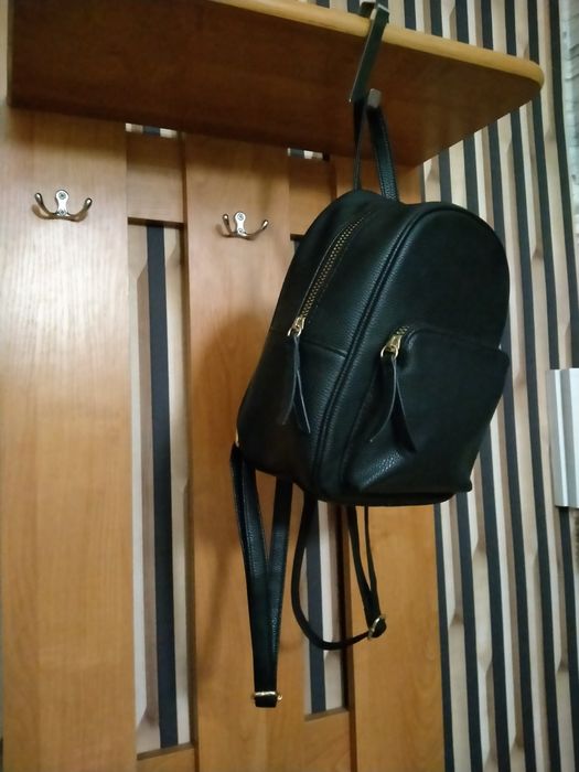 Plecak czarny zapinany na suwak z przodu kieszeń na suwak stan idealny