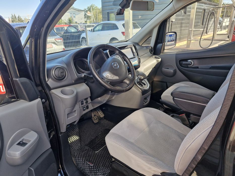 Продам Nissan env200