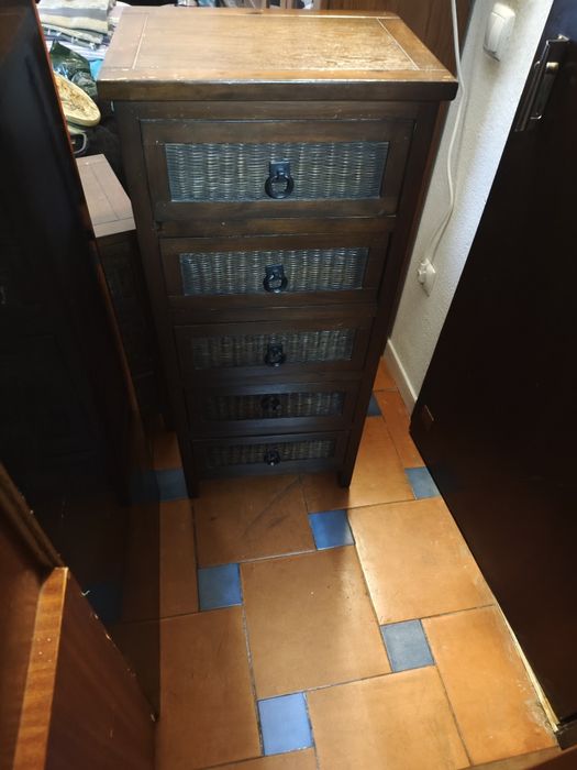 2 camiseiros de madeira com 5 gavetas oferta da mesa de cabeceira 150€