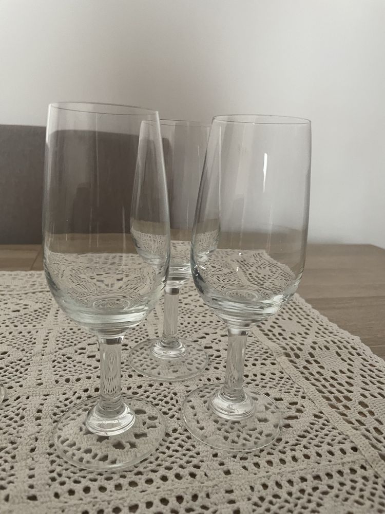 Zestaw kieliszkow i szkalnek do drinkow