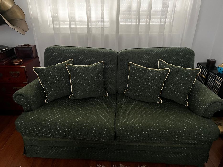 Sofá em tecido verde e prespontos amarelos, demensoes 175x 95 cm bem c