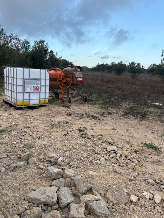 Duas betoneiras e um bidão de 1000L