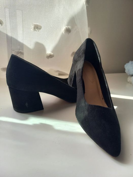 Sapatos pretos novos