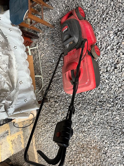 Продается электрическая газонокосилка