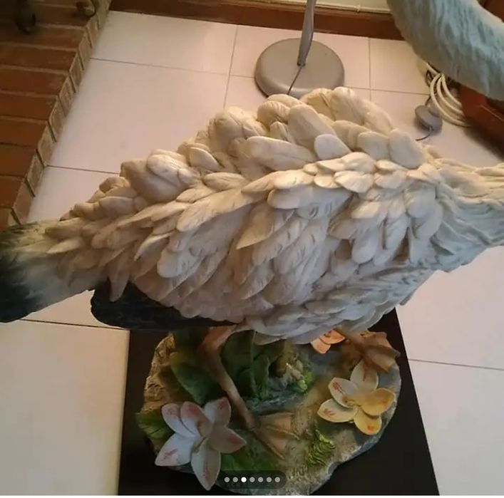 Linda estatueta  em marfinite  com 70 cm altura e base em madeira