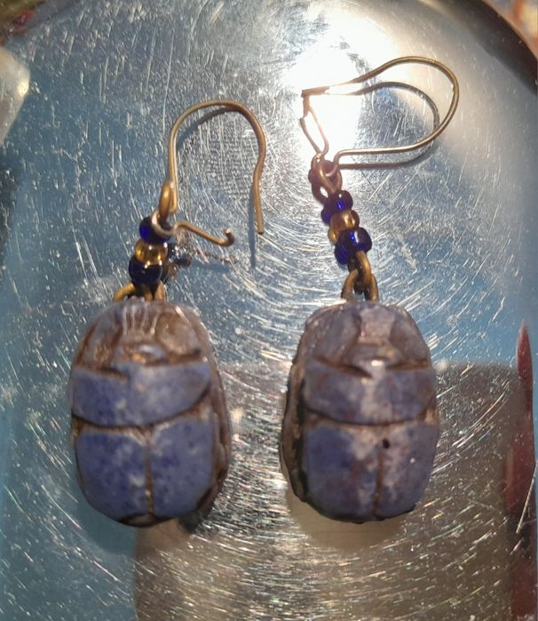Brincos azuis em forma de escarvelho egípcio