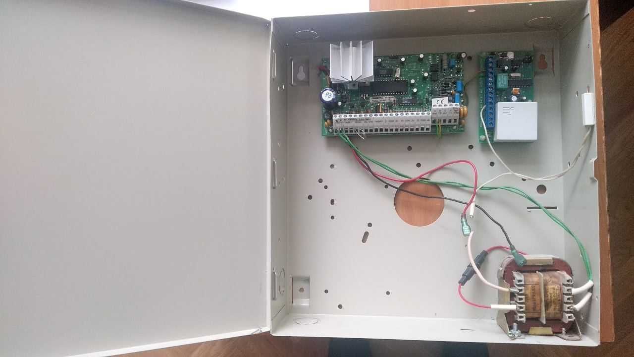 Охоронна централь DSC РС 585 з клавіатурою PC1555RKZ
