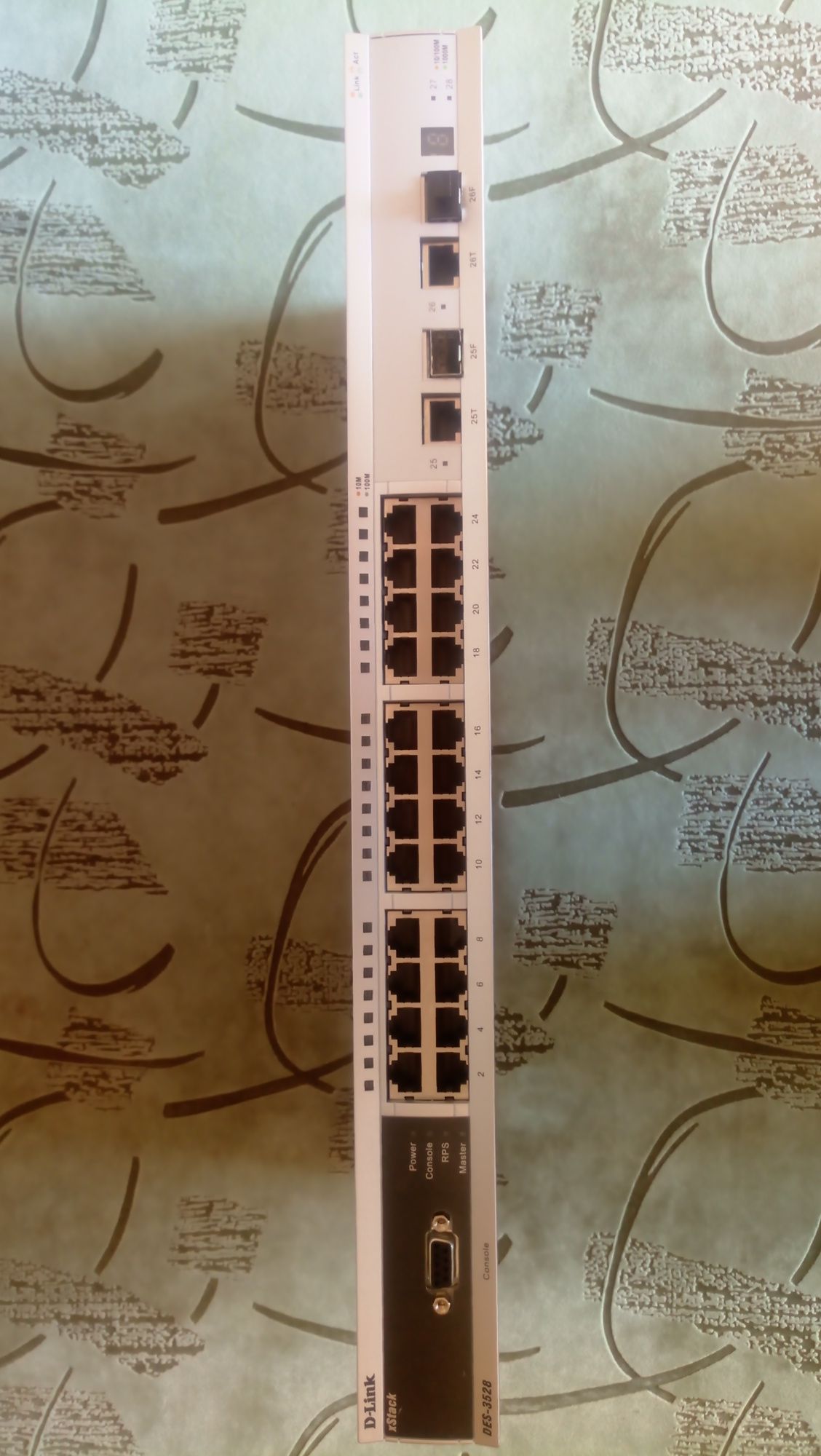 Коммутатор D- Link Des-3528 xStack.