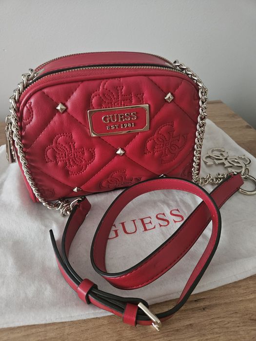 Czerwona torebka Guess model Shanina listonoszka