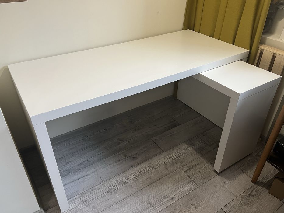 Biurko z wysuwanym panelem. Ikea MALM