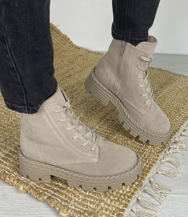 Бежеві замшеві чоботи