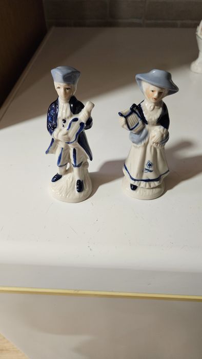 Imagens em porcelana com trajes do sec.XVIII.