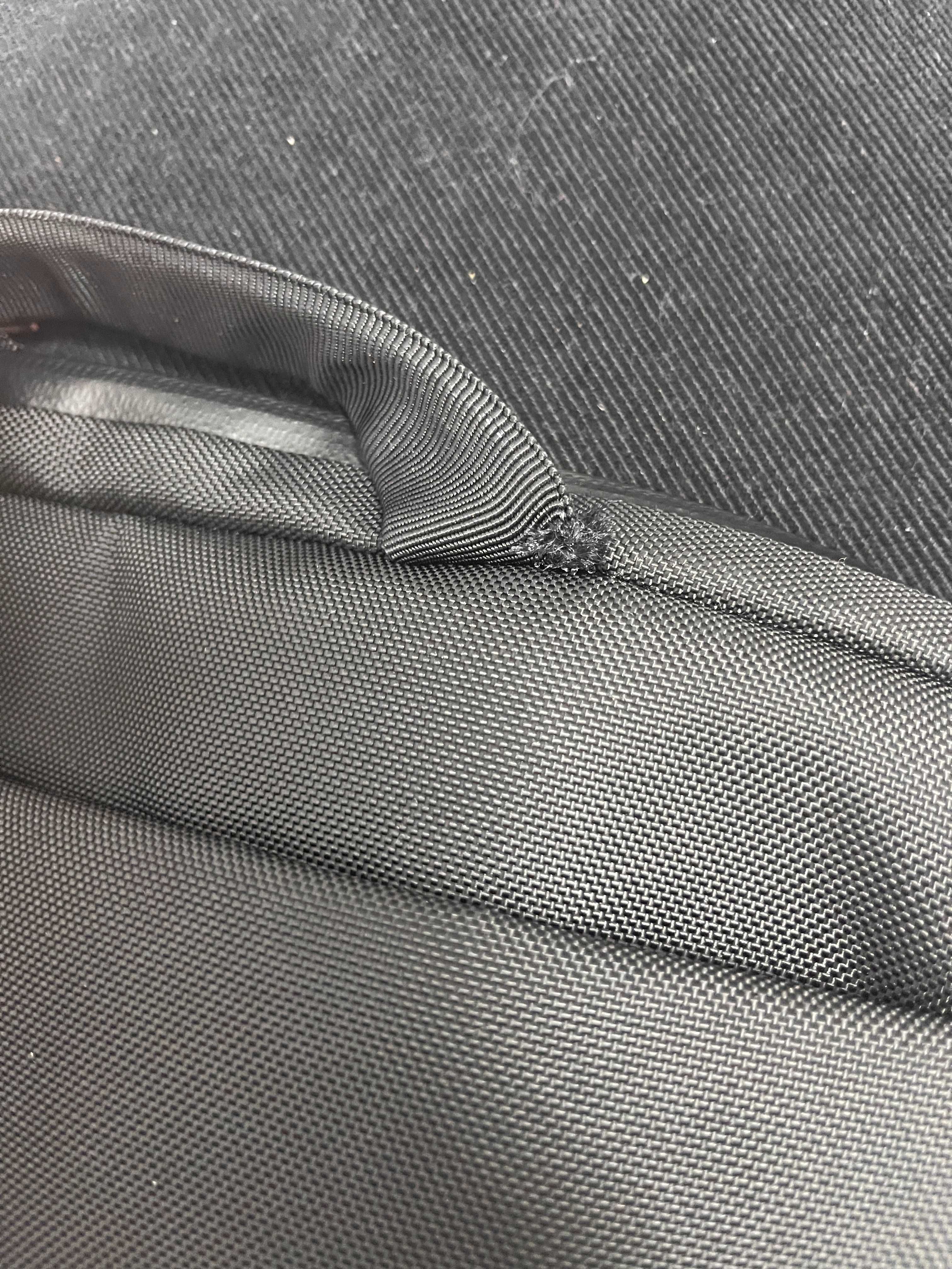Czarna torba na laptopa na ramię Tomtoc