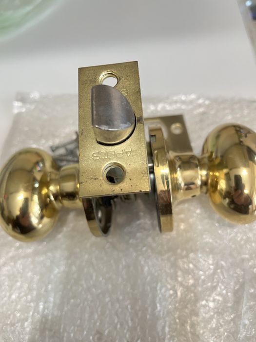 Ручка дверная с защелкой