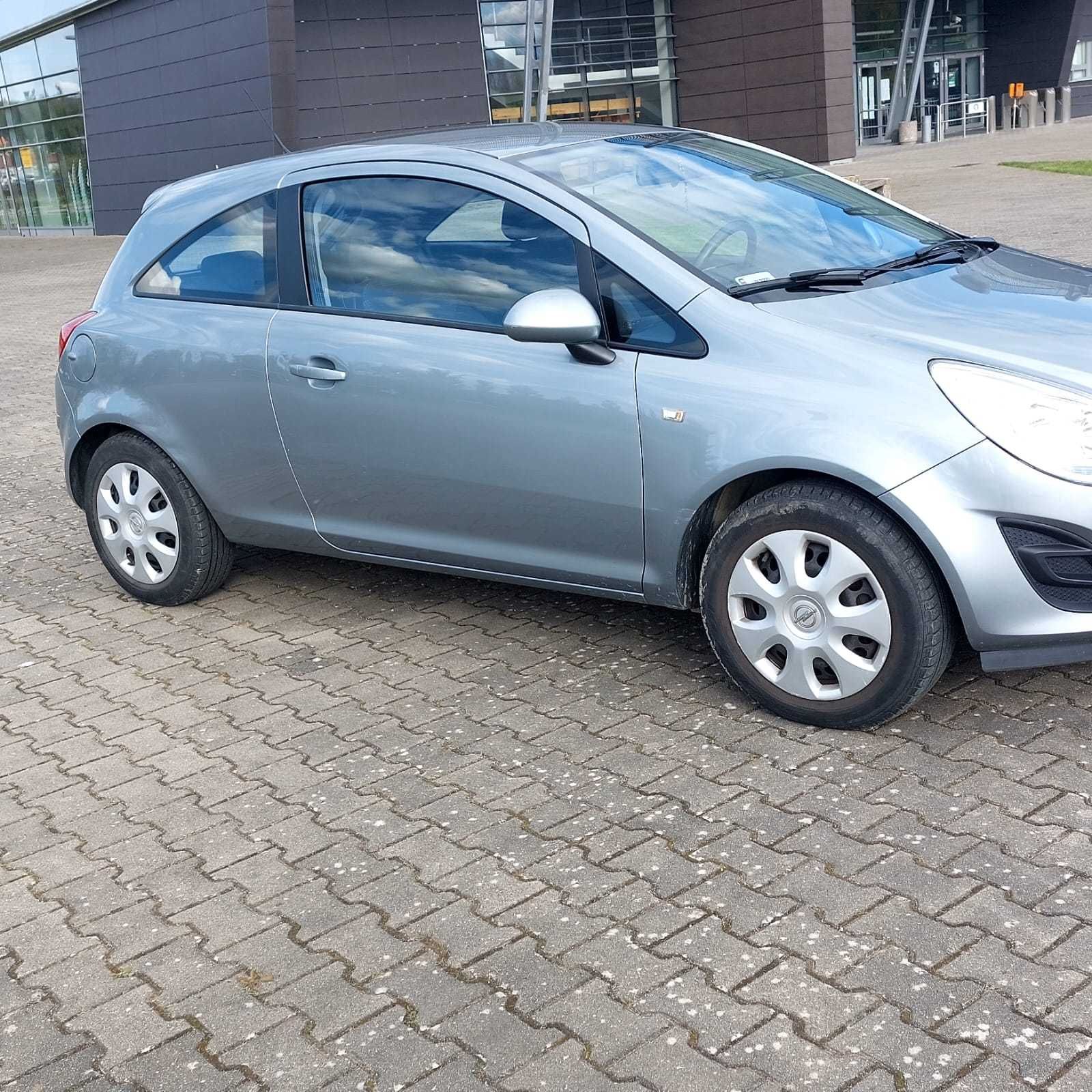 Opel Corsa  D 12 benzyna 2013 r. 64000 km Bardzo mały przebieg