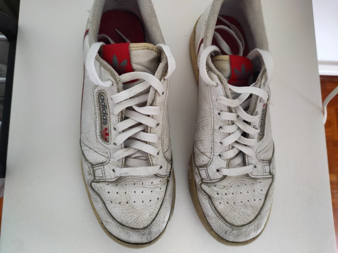 Tênis Adidas Continental