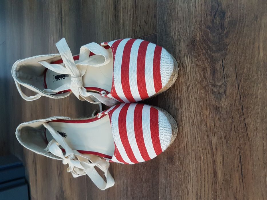 Buty na koturnie