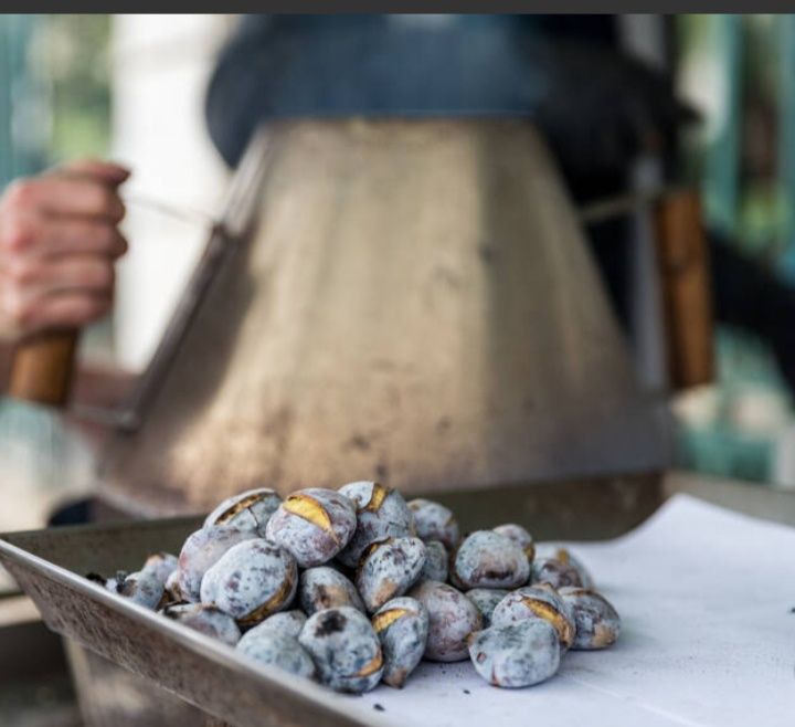 Venda de castanhas assadas.