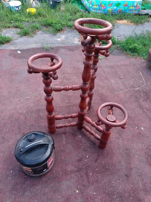 Подставка для цветов деревянная.