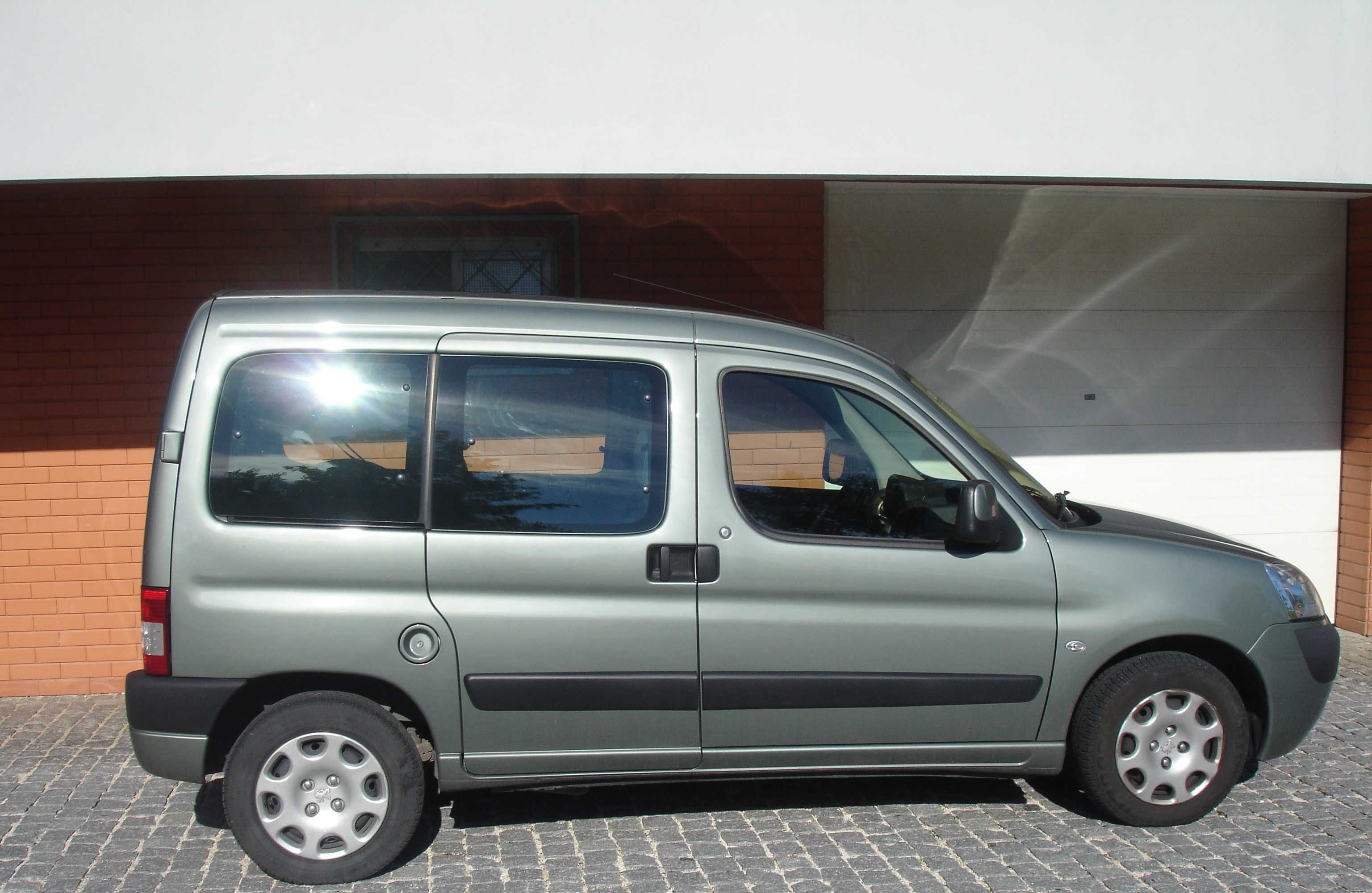 Peugeot Partner - Adaptado com Rampa de Acessibilidade
