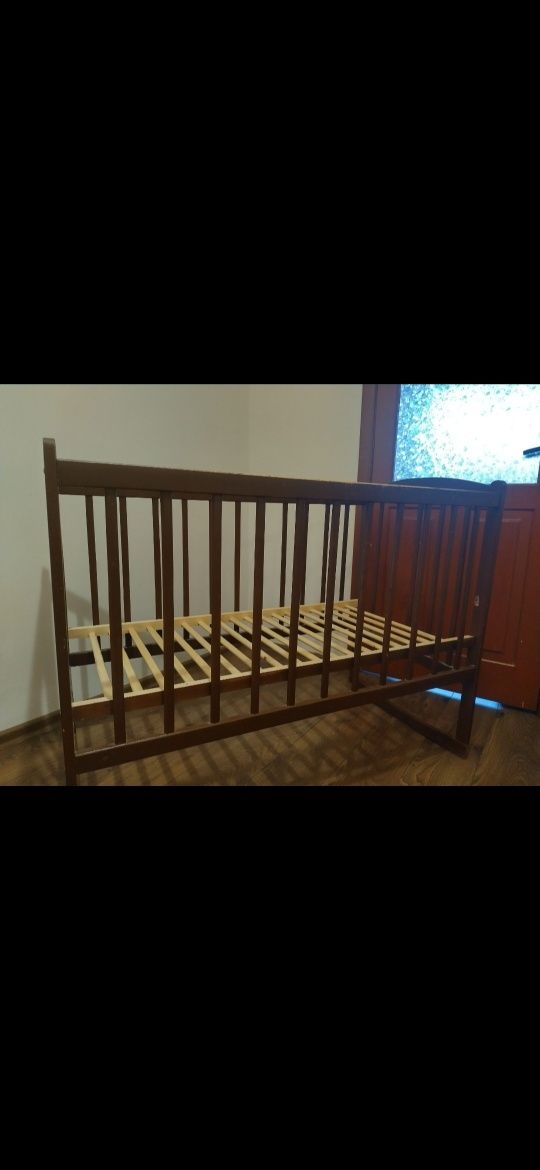 Ліжко дерев'яне Дитяче маятникове і на колесах