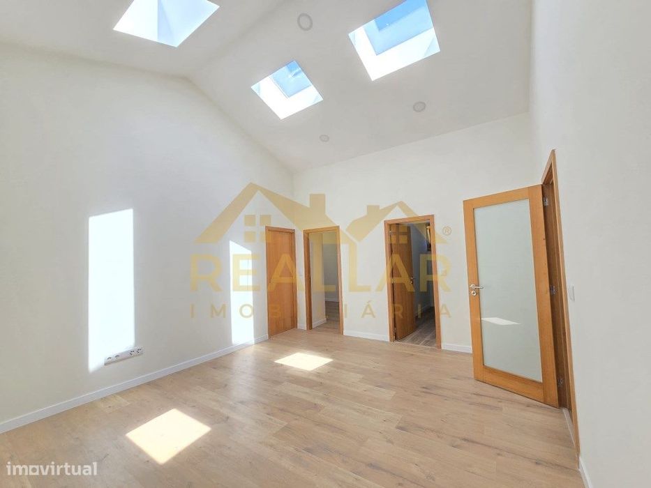 Moradia Totalmente Remodelada com Dois Apartamentos em Beiriz - Opo...