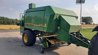 Prasa wielkogabarytowa John Deere 690 duża kostka