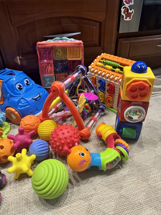 Іграшки, сортери, машинки, гірки, музичні іграшки.