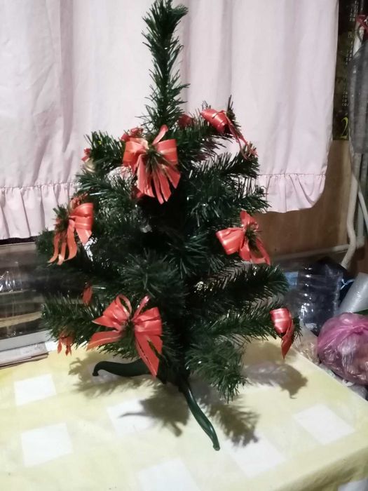 Ялинка новорічна,штучна.
