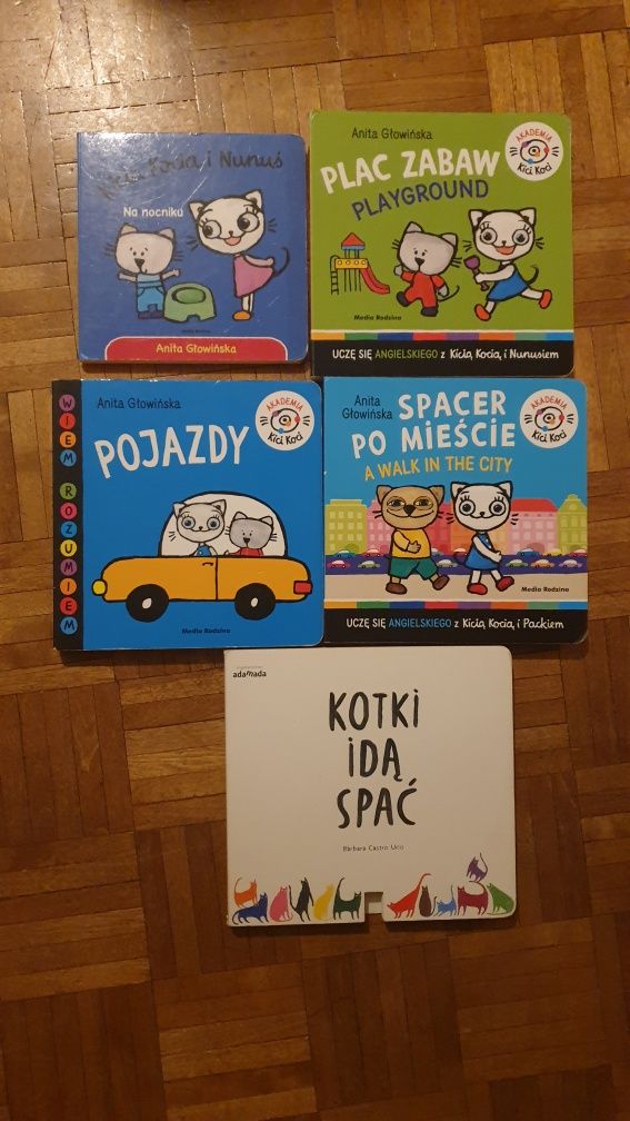 Kicia kocia i Nunuś i po angielsku,kotki idą spać