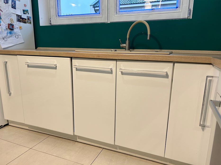 Kuchnia z wyspą kuchenną i krzesłami