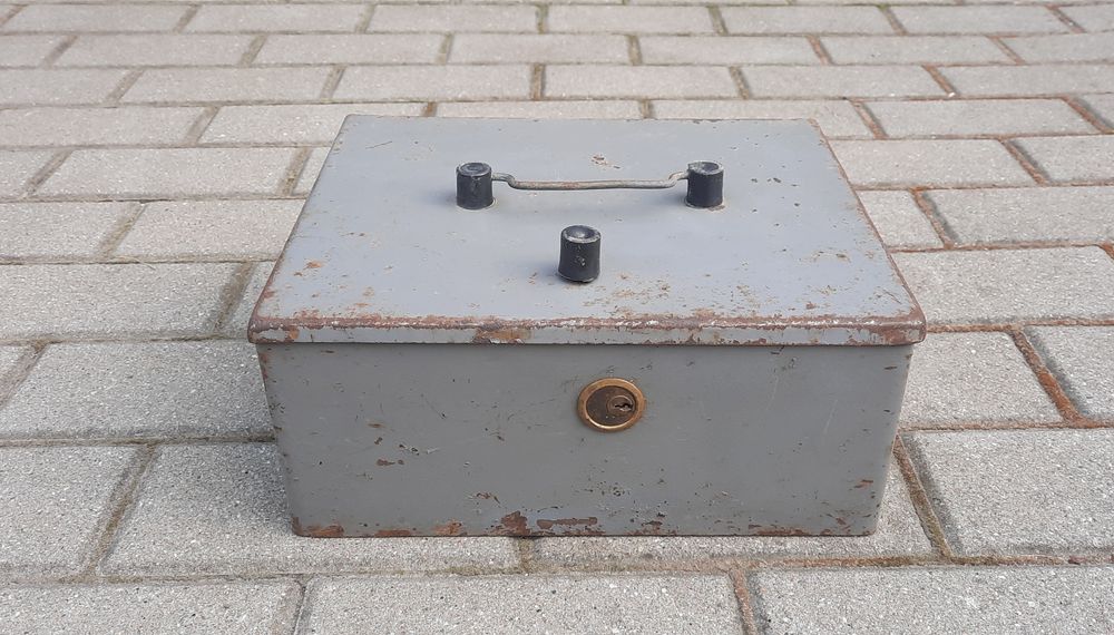 Milicja kasetka metalowa sejf kasetka na broń zomo ormo prl milucyjna