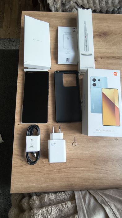 Smartfon  Redmi Note 13 5g 8+4/256 plus gratis.