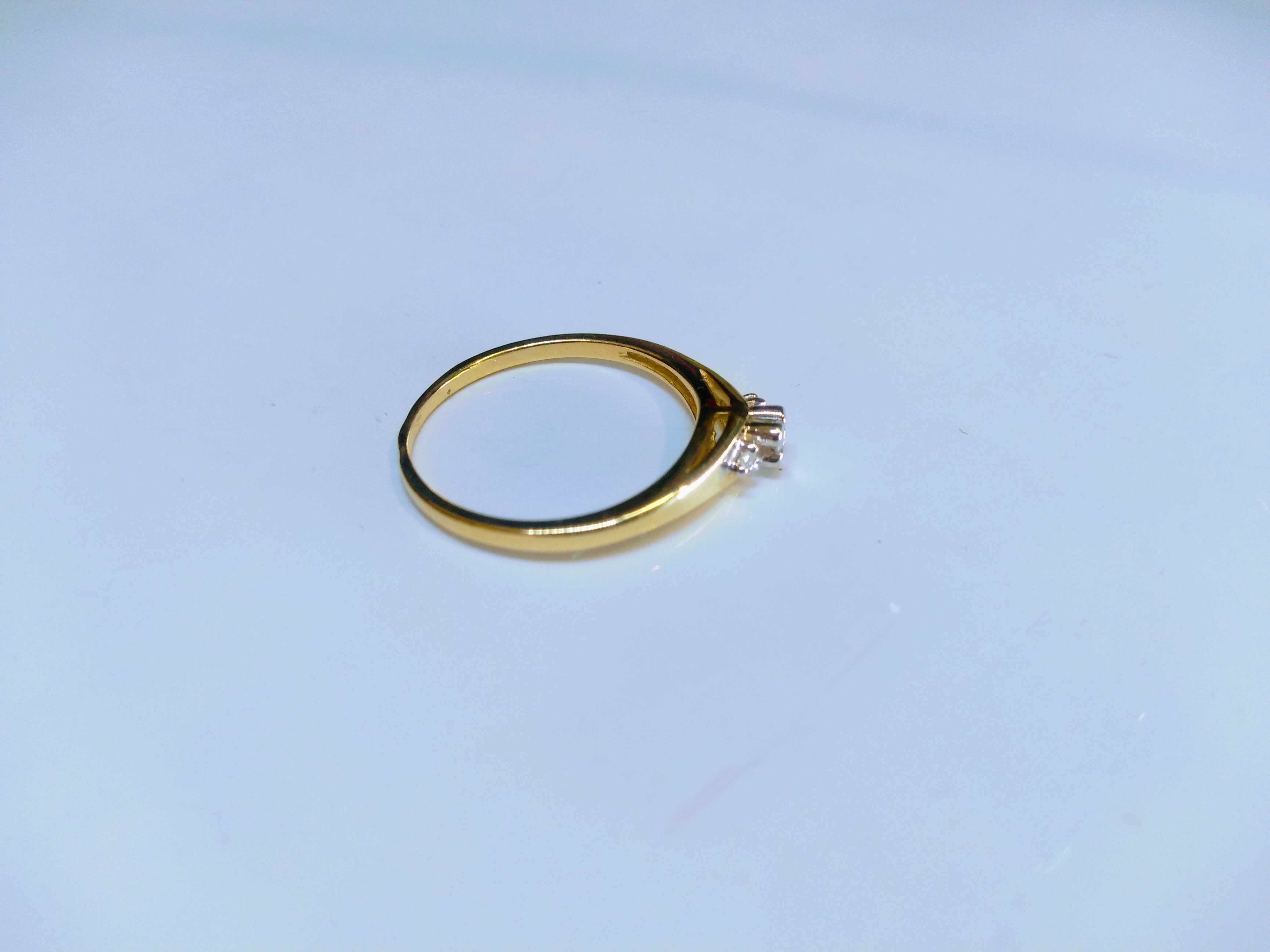 Złoty pierścionek z trzema brylantami
