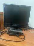 televisão pequena com comando