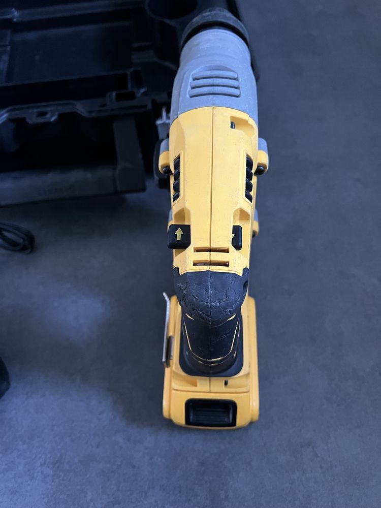 Безщітковий.Акум перфоратор Dewalt DCH 273
