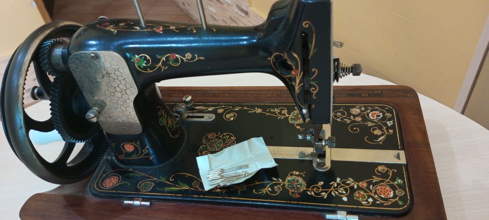німецька, aнтикварна швейна машинка vestazinha