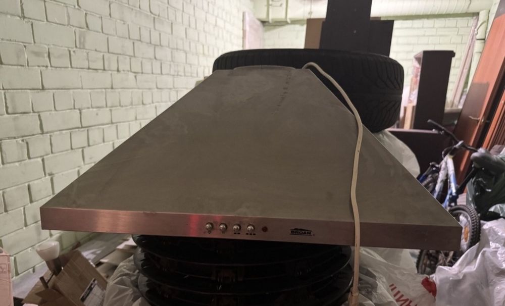 Витяжка Broan з нержавіючої сталі.