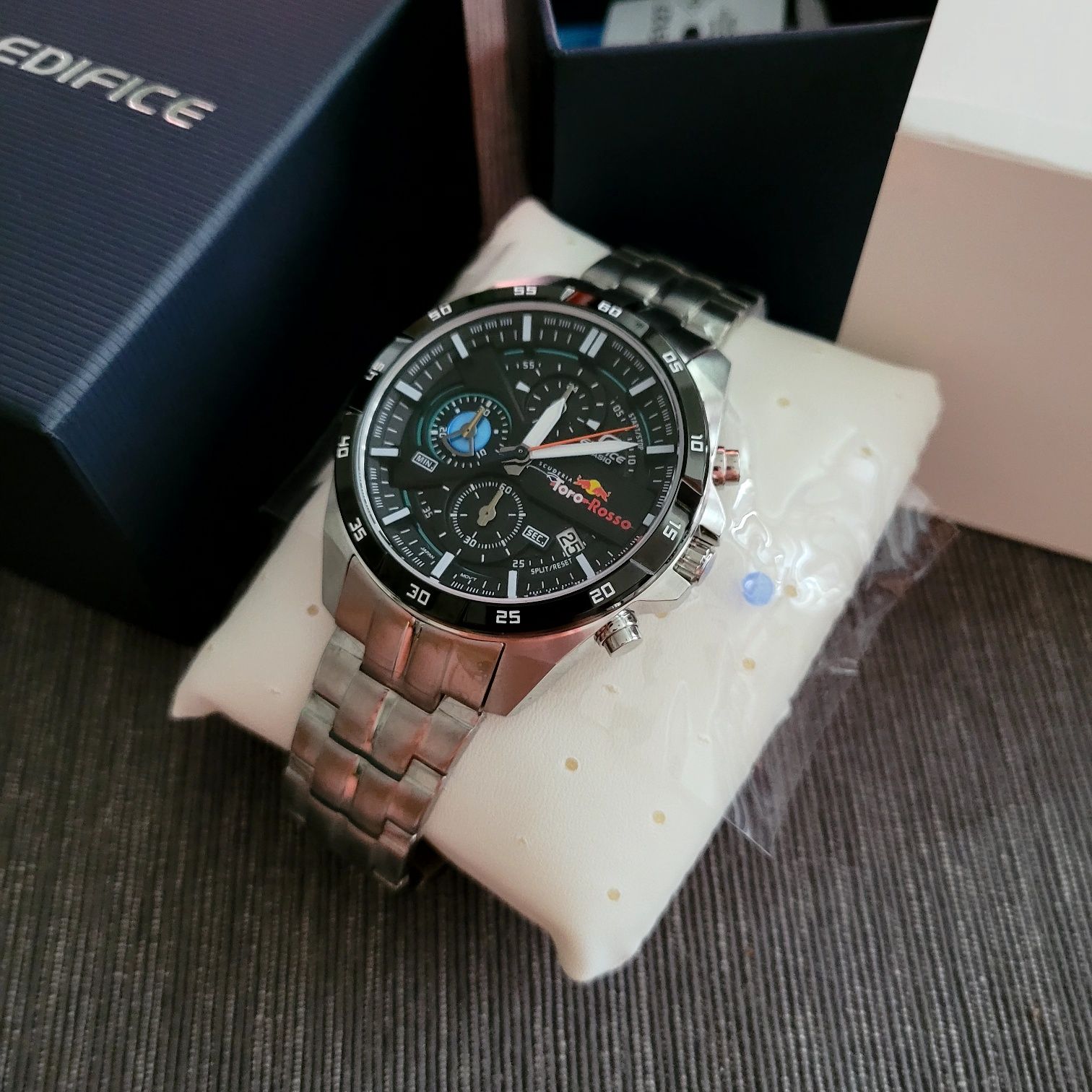 Zegarek Casio Edifice Red Bull Toro Rosso F1 Limited